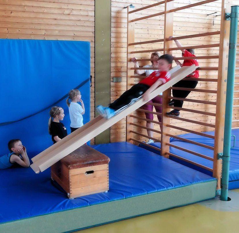 Sprossenwand mit Rutsche