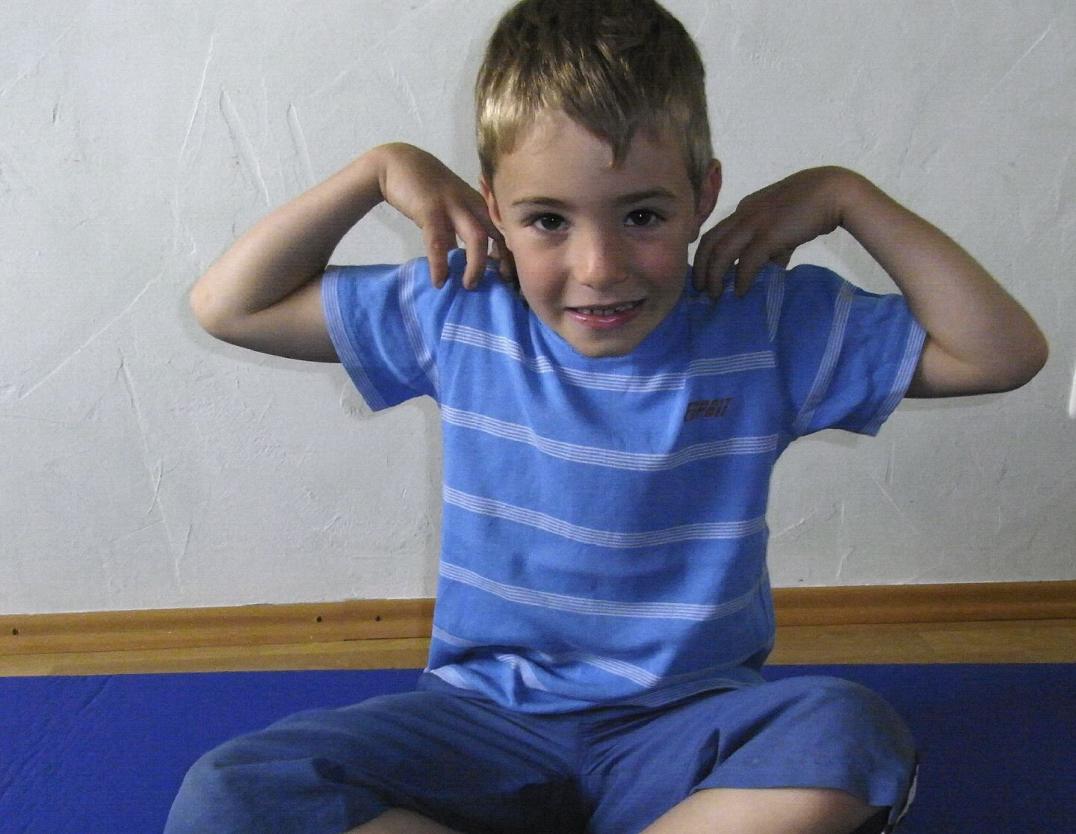 Yoga-Übung "Der Hahn" - Kinder-Yoga - Pilates beim Kinderturnen