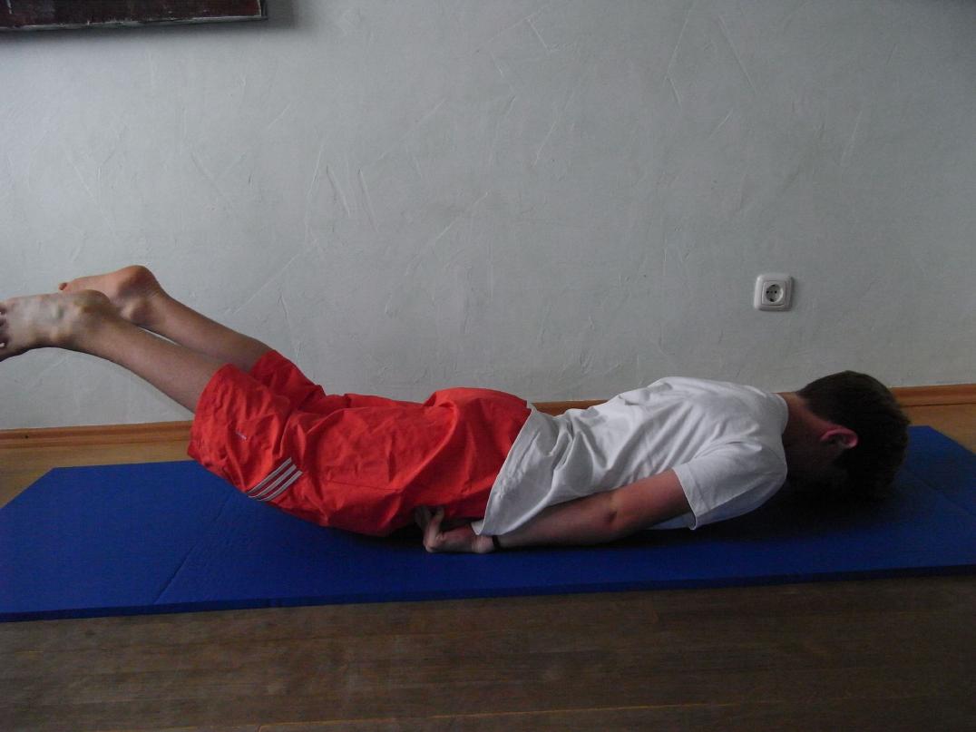 Yoga-Übung "Die Heuschrecke" - Kinder-Yoga - Pilates beim Kinderturnen