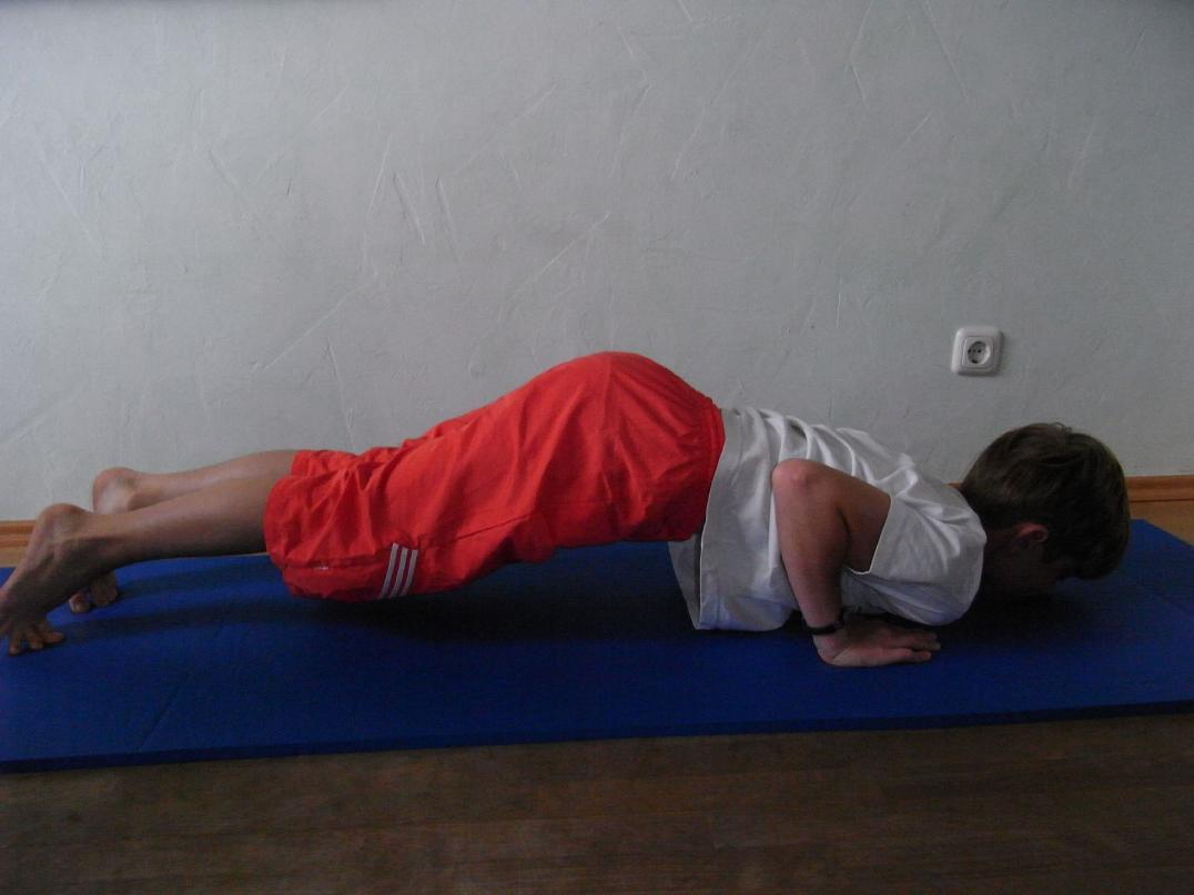 Yoga-Übung "Die Raupe" - Kinder-Yoga - Pilates beim Kinderturnen