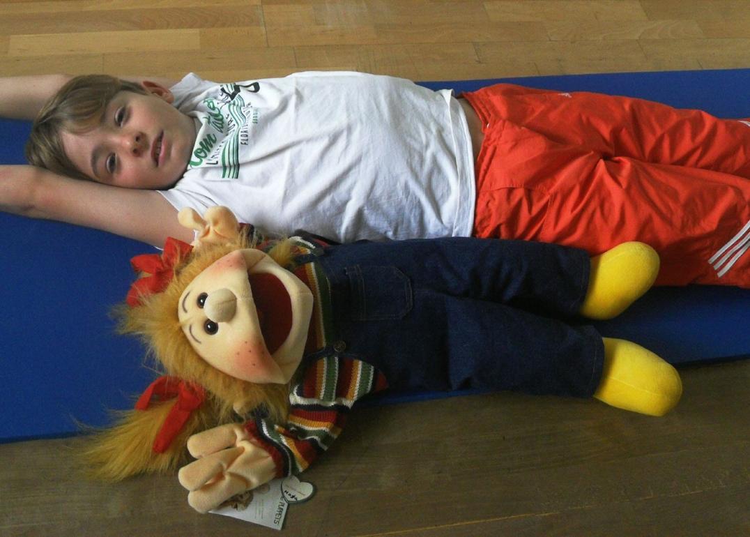 Yoga Entspannungs-Übung - Kinder-Yoga - Pilates beim Kinderturnen
