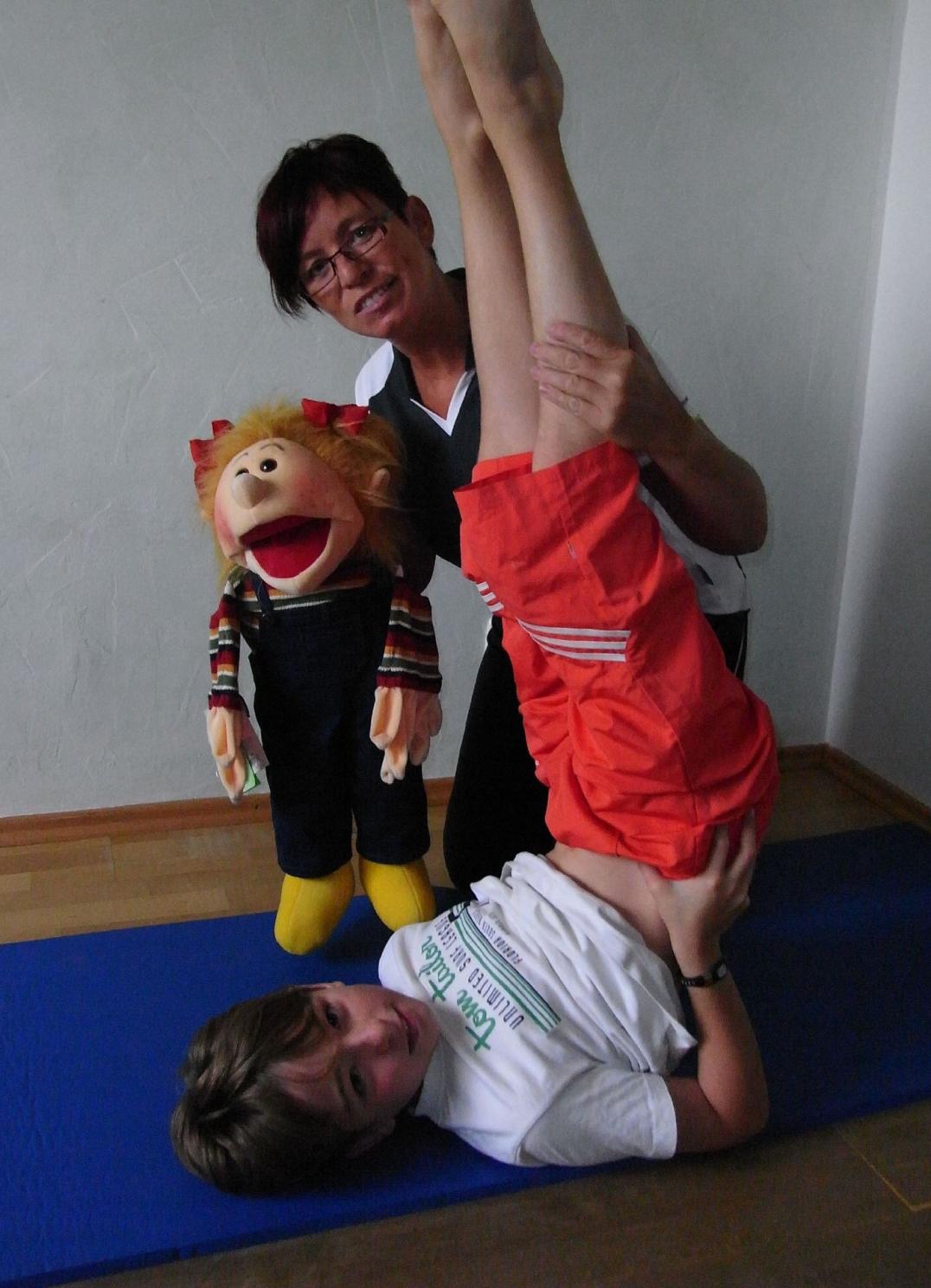 Yoga-Übung "Kerze" - Kinder-Yoga - Pilates beim Kinderturnen