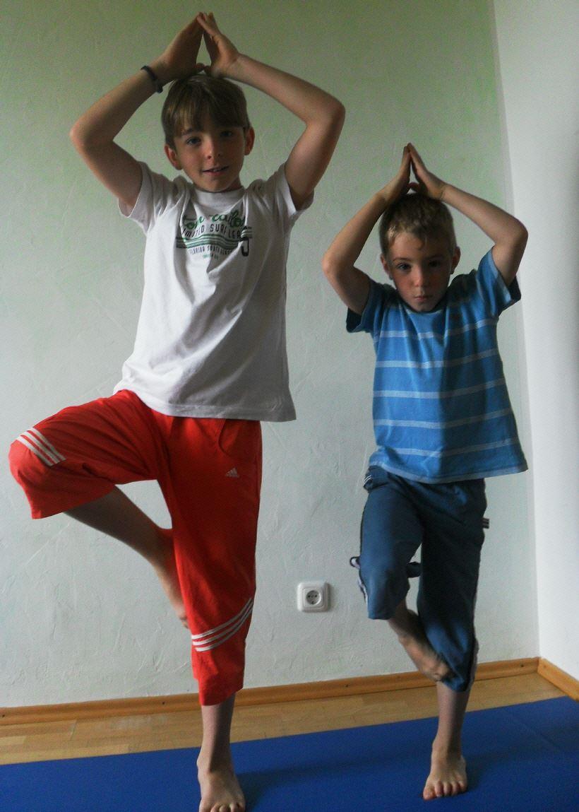 Yoga-Übung "Der Baum" - Kinder-Yoga - Pilates beim Kinderturnen