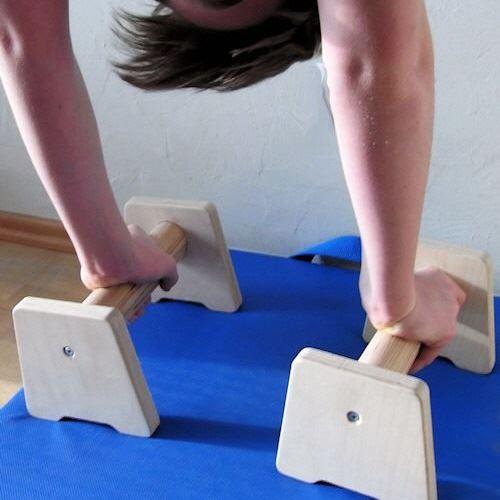 Handstandübung mit Handstandklötzen - Wenn man den Handstand lernen möchte, muss man sehr viel üben. Mit Ausdauer und Disziplin kann jeder diese Aufgabe bewältigen. Handstandübung mit Handstandklötzen