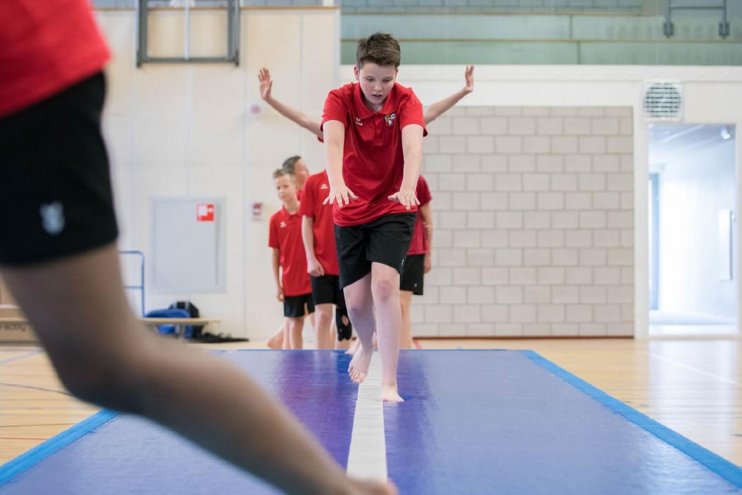 Übungen auf der Trampolin Turnmatte in der Schule - Spiele und Übungen mit AirTrack
