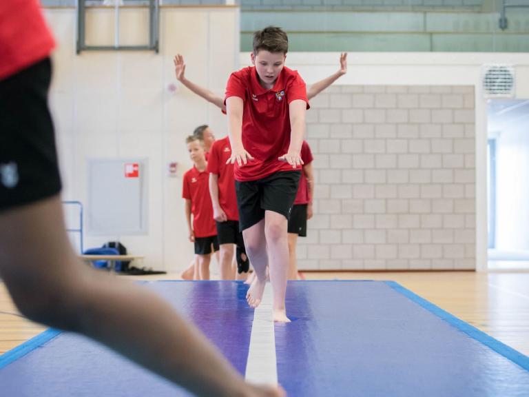 Übungen auf der Trampolin Turnmatte in der Schule - Spiele und Übungen mit AirTrack