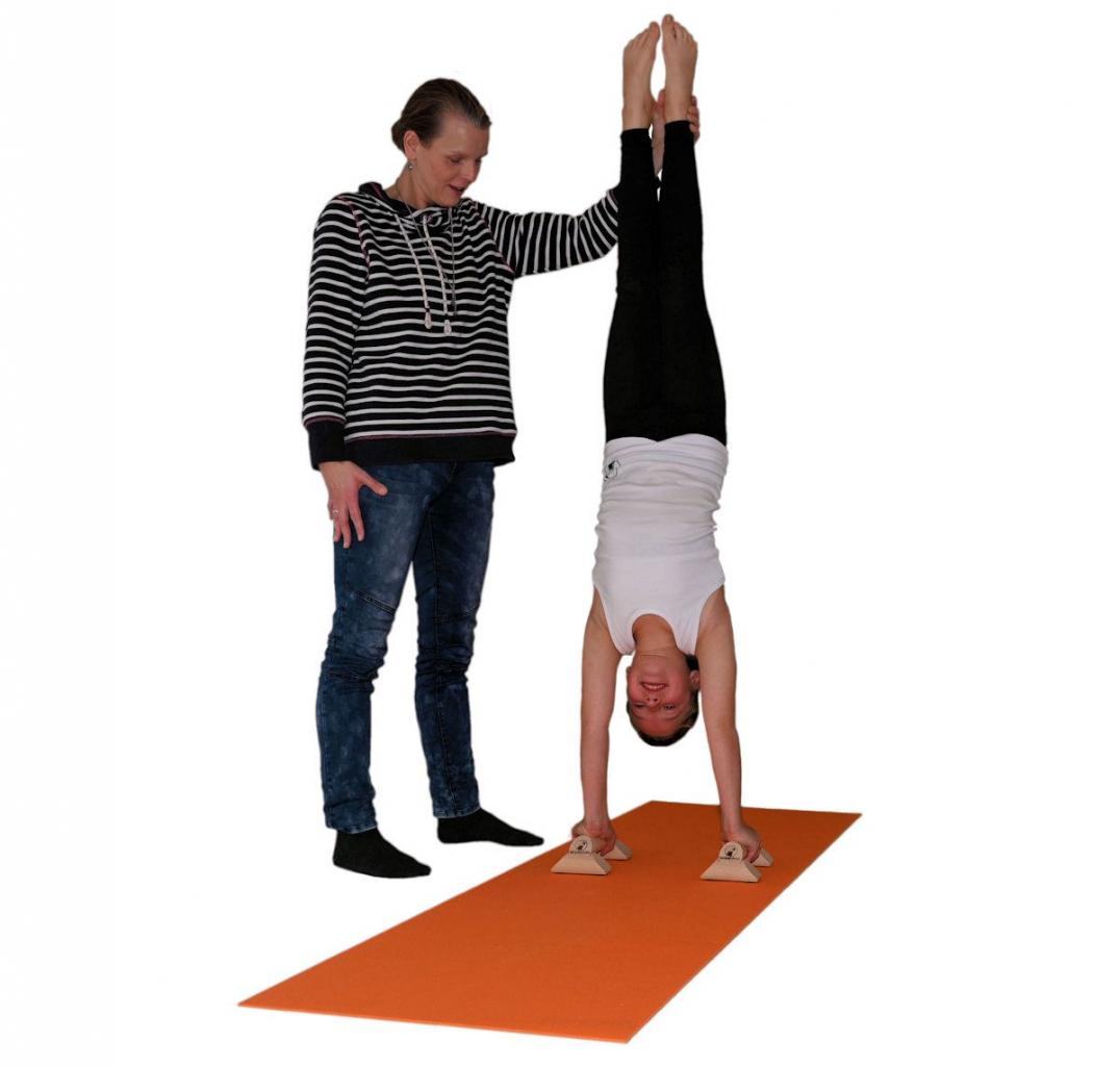 HANDSTANDÜBUNG - SCHRITT 4 - Leichte Unterstützung - Wenn man den Handstand lernen möchte, muss man sehr viel üben. Mit Ausdauer und Disziplin kann jeder diese Aufgabe bewältigen. HANDSTANDÜBUNG - SCHRITT 4 - Leichte Unterstützung